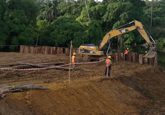 喀麦隆项目Lobe河大桥1#墩土围堰顺利填筑完成