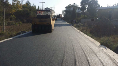 毕节黔西农村公路项目沥青面层试验段铺筑