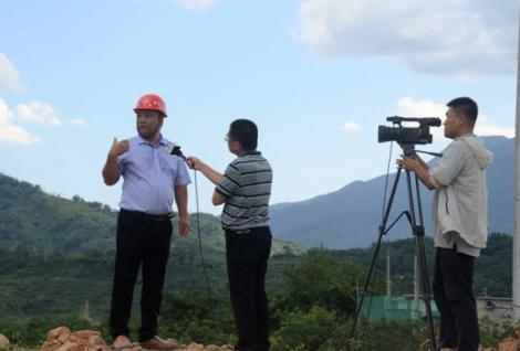 海南省电视台记者深入万洋高速公路WYTJ7标采访报道